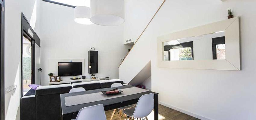 Estudio, Comedor, Escalera Estilo moderno Color rojo, negro, dorado  diseñado por Jairo Villarreal | Gremio | Copyright Arista Construcciones Inteligentes S.L.