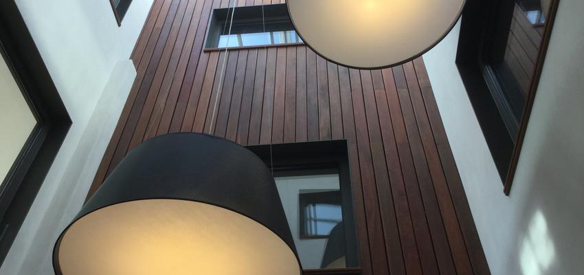 Exterior, Galería Estilo contemporaneo Color marron, negro, plateado  diseñado por Angels Casellas - Interiorista | Interiorista | Copyright Angels Casellas