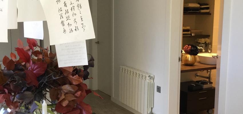 Baño, Comedor Estilo contemporaneo Color rojo, marron, plateado  diseñado por Angels Casellas - Interiorista | Interiorista 