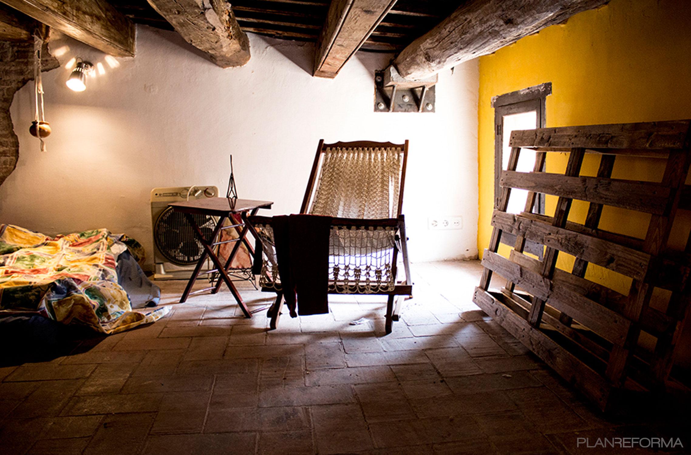 Dormitorio Estilo mediterraneo Color amarillo, marron, blanco  diseñado por mmmu arquitectes | Arquitecto | Copyright MMMU arquitectura i disseny