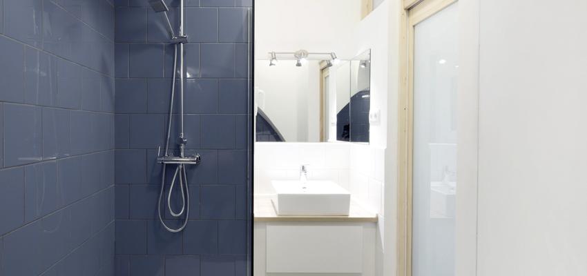 Baño Estilo mediterraneo Color amarillo, azul oscuro, blanco  diseñado por mmmu arquitectes | Arquitecto | Copyright MMMU