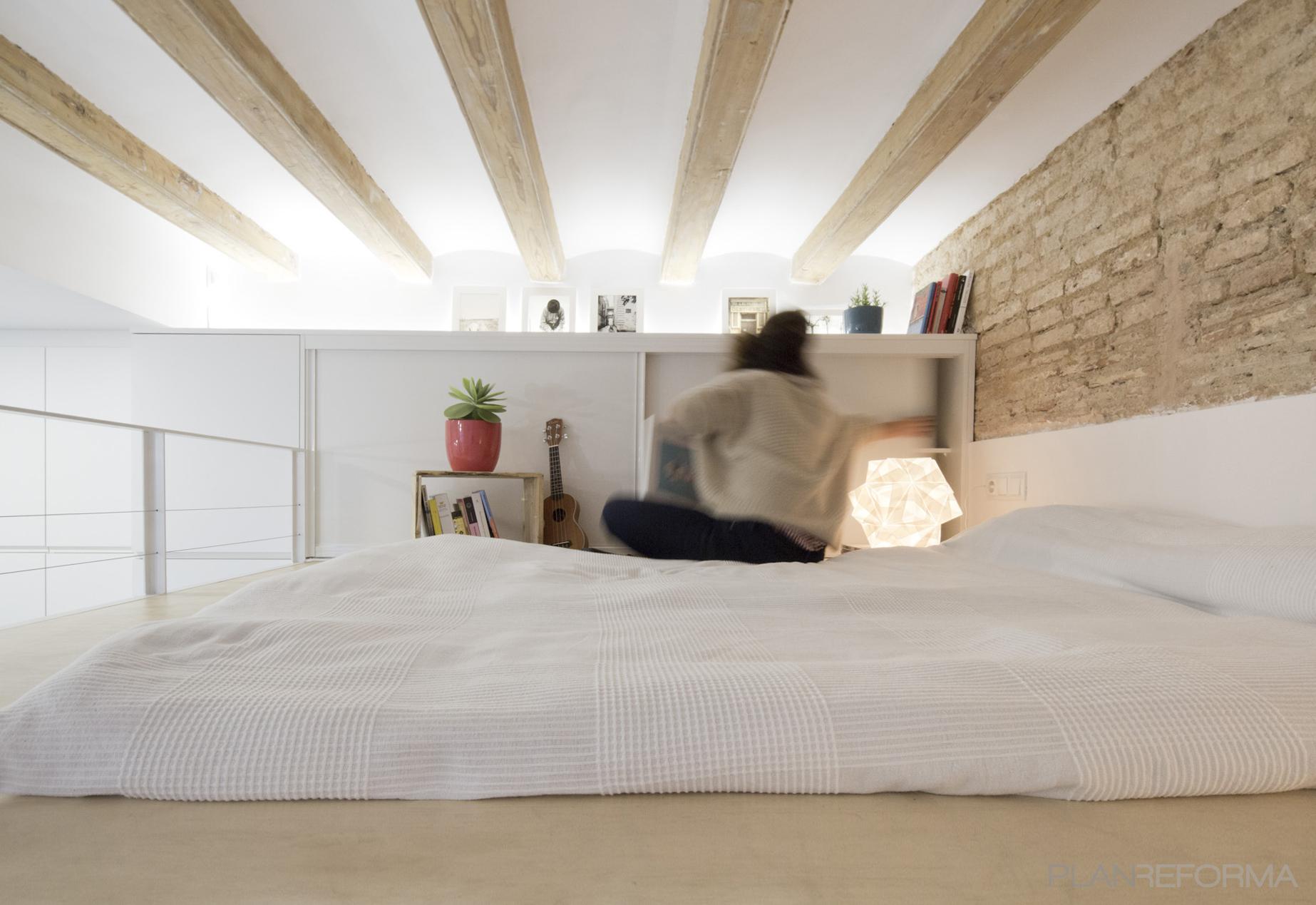 Dormitorio Estilo mediterraneo Color marron, amarillo, beige  diseñado por mmmu arquitectes | Arquitecto | Copyright MMMU