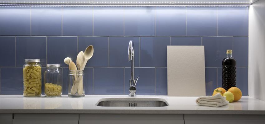 Cocina Estilo mediterraneo Color amarillo, azul oscuro, gris  diseñado por mmmu arquitectes | Arquitecto | Copyright MMMU