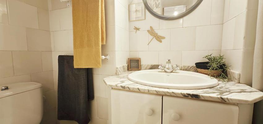 Baño Estilo mediterraneo Color amarillo, beige, blanco  diseñado por Decotandem interiors | Reformista, constructor | Copyright proyecto terminado