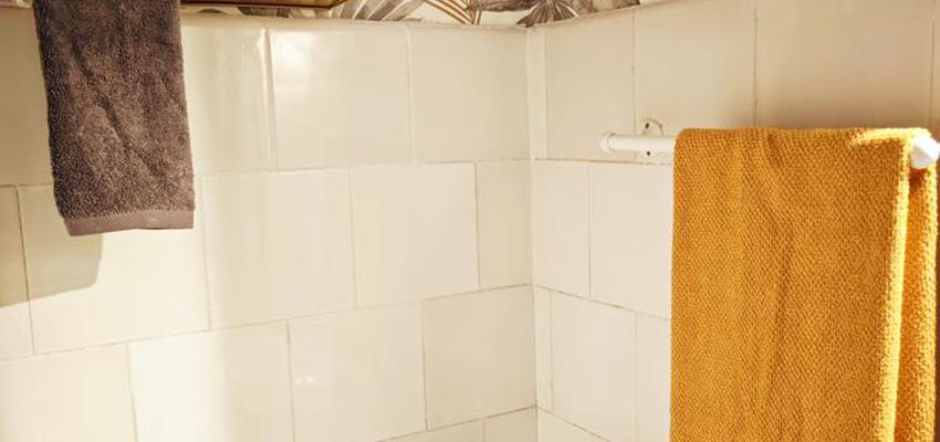 Baño Estilo mediterraneo Color ocre, blanco, gris  diseñado por Decotandem interiors | Reformista, constructor | Copyright proyecto terminado