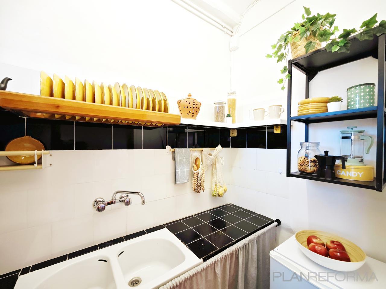 Cocina Estilo mediterraneo Color blanco, negro, dorado  diseñado por Decotandem interiors | Reformista, constructor | Copyright proyecto terminado
