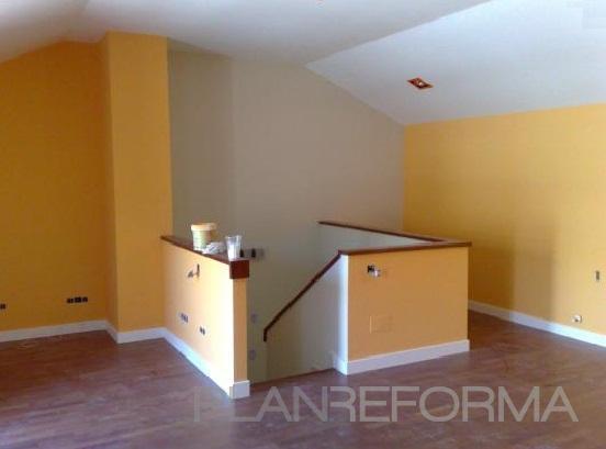 Sala de la TV, Escalera style contemporaneo color ocre, marron, blanco  diseñado por PintoresBoadilla | Gremio 