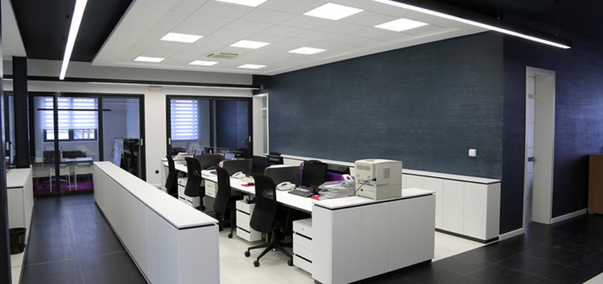 Oficina Estilo moderno Color blanco, gris, negro  diseñado por Serveis Generals. JW | Gremio 