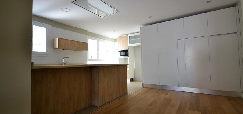 Cocina Estilo contemporaneo Color marron, blanco  diseñado por Juan Génova | Arquitecto 