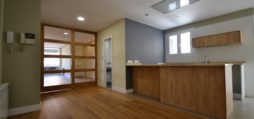 Cocina Estilo contemporaneo Color marron, blanco, gris  diseñado por Juan Génova | Arquitecto 