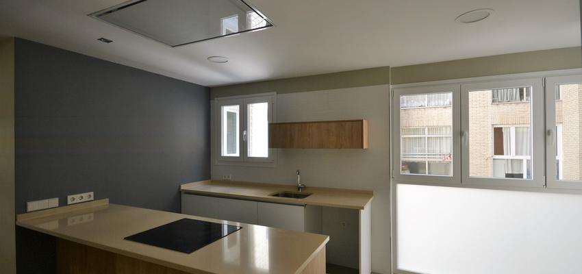 Cocina Estilo contemporaneo Color marron, blanco  diseñado por Juan Génova | Arquitecto 