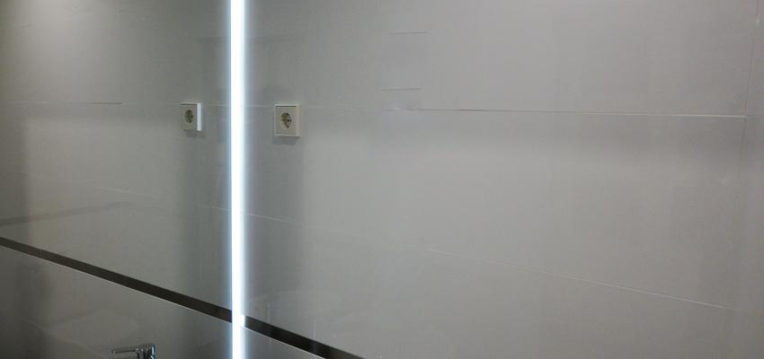 Baño Estilo contemporaneo Color blanco, gris  diseñado por Juan Génova | Arquitecto 