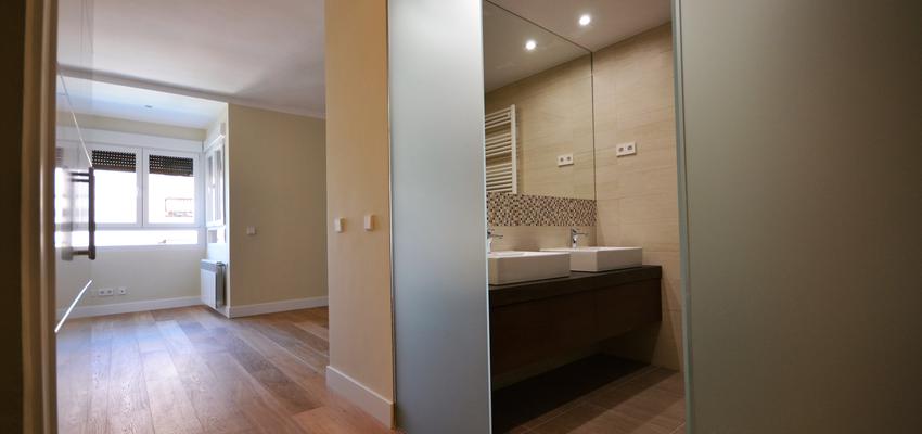 Baño, Dormitorio Estilo contemporaneo Color marron, gris  diseñado por Juan Génova | Arquitecto 