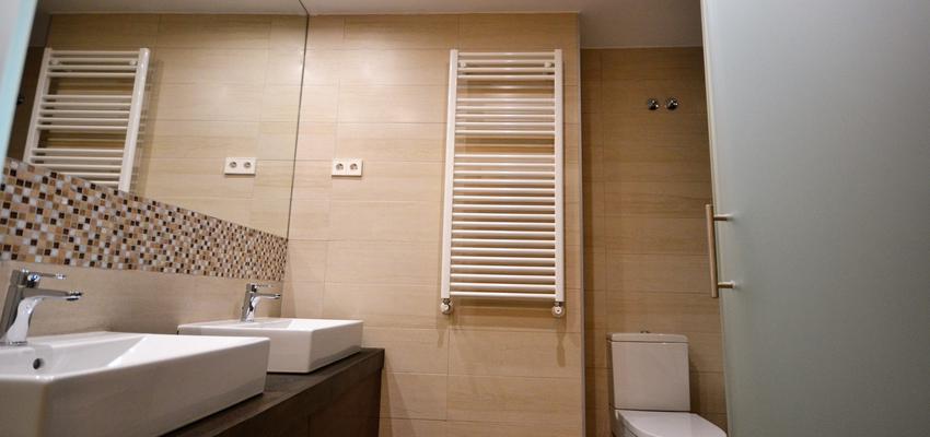 Baño Estilo contemporaneo Color beige, marron, blanco  diseñado por Juan Génova | Arquitecto 