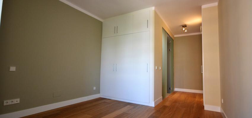 Dormitorio Estilo contemporaneo Color marron, blanco  diseñado por Juan Génova | Arquitecto 