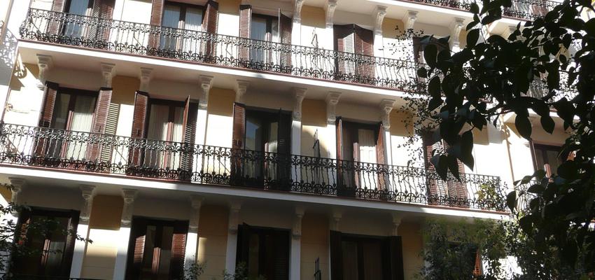 Exterior Estilo clasico Color amarillo, marron, blanco  diseñado por Juan Génova | Arquitecto 