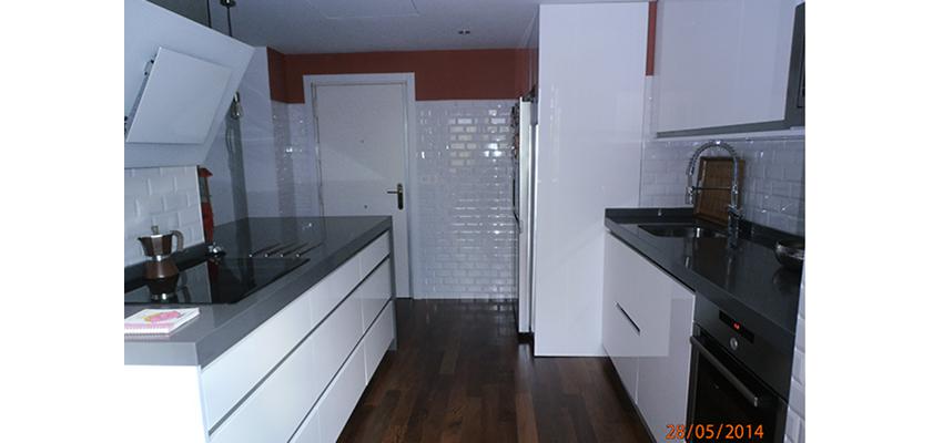 Cocina Estilo contemporaneo Color rojo, marron, blanco, gris  diseñado por Juan Génova | Arquitecto 