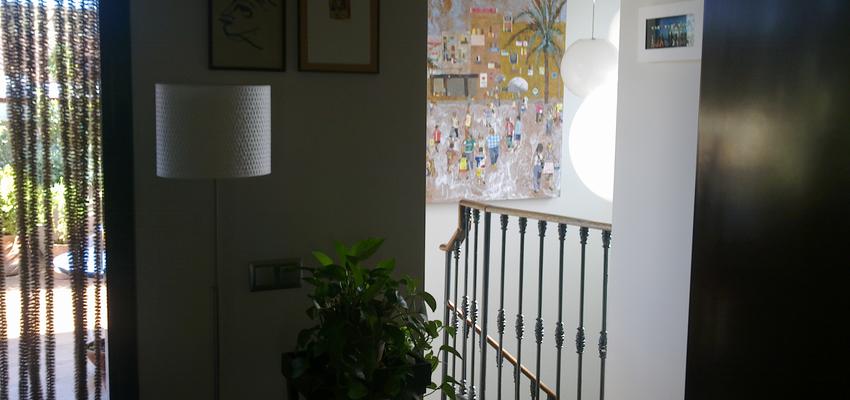 Escalera style contemporaneo color marron, blanco, negro  diseñado por FET A MIDA Interiorisme Dissenys personalitzats | Interiorista 