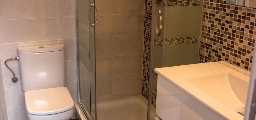 Baño style moderno color blanco, gris, gris  diseñado por FET A MIDA Interiorisme Dissenys personalitzats | Interiorista 