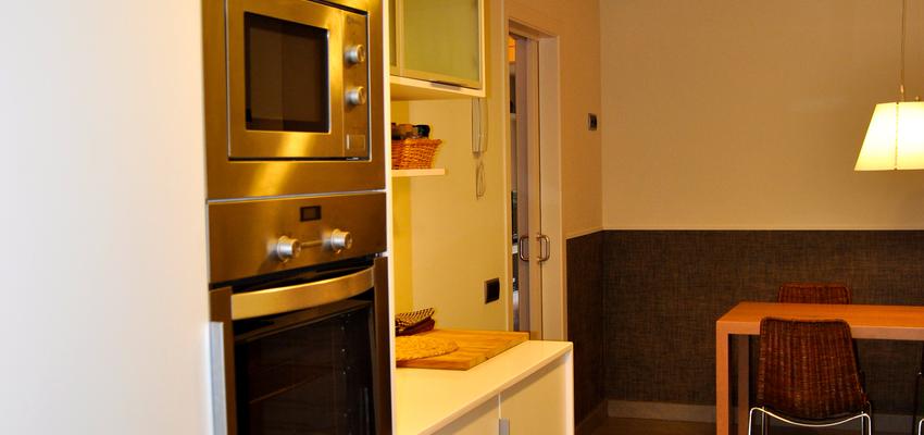 Cocina style moderno color marron, marron, blanco  diseñado por FET A MIDA Interiorisme Dissenys personalitzats | Interiorista 