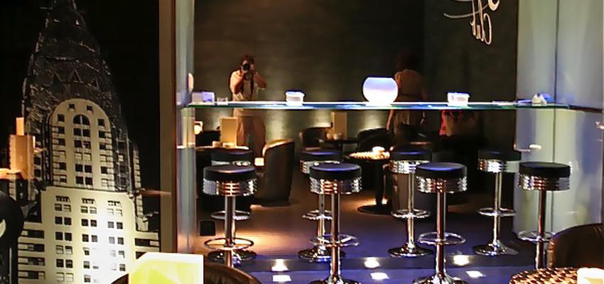 Bar style moderno color azul, gris, negro  diseñado por FET A MIDA Interiorisme Dissenys personalitzats | Interiorista 