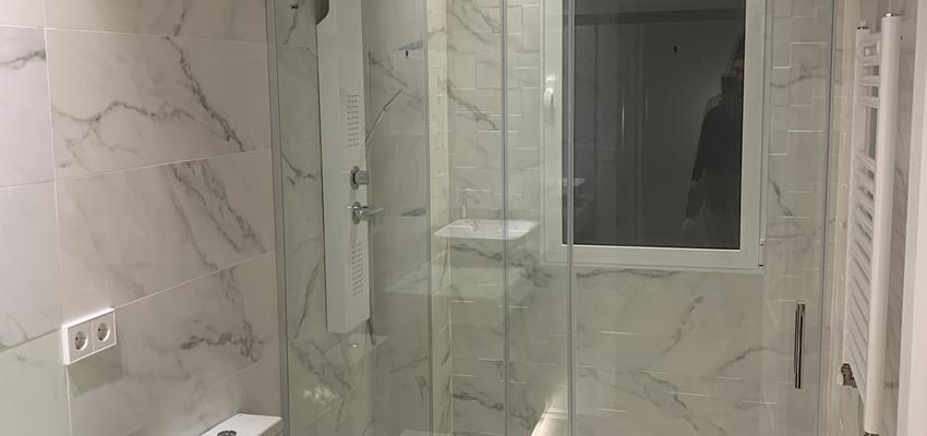 Baño Estilo clasico Color blanco, gris  diseñado por Pamar Arq. & Const. | Gremio | Copyright Pamar Arq. & Const.
