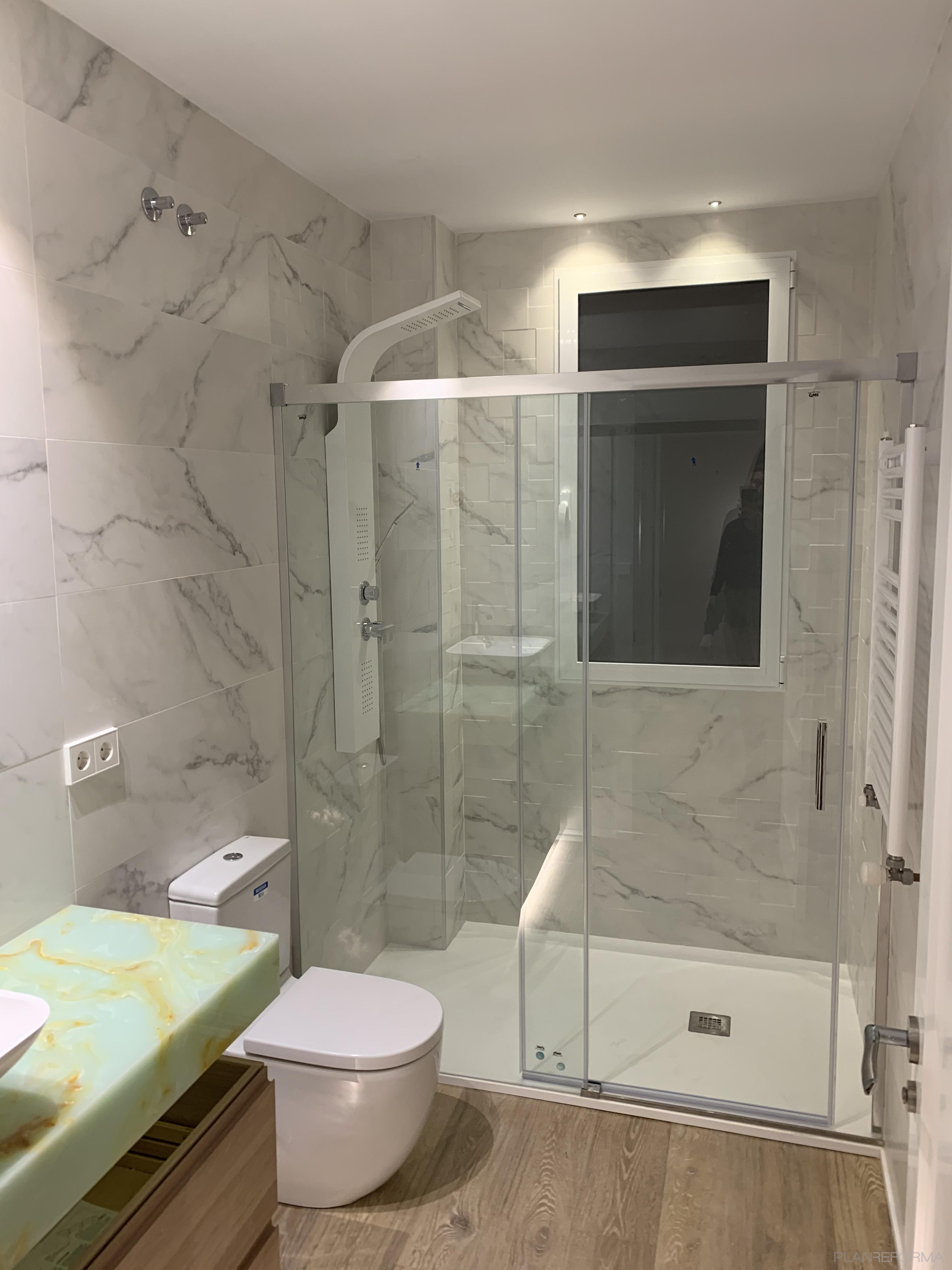 Baño Estilo clasico Color blanco, gris  diseñado por Pamar Arq. & Const. | Gremio | Copyright Pamar Arq. & Const.