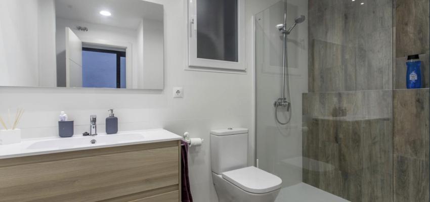 Baño Estilo vanguardista Color gris  diseñado por Pamar Arq. & Const. | Gremio | Copyright Pamar Arq. & Const.