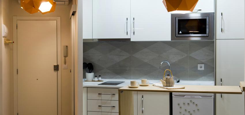 Cocina Estilo moderno Color marron, beige, beige, blanco, gris, gris  diseñado por Studiotransparente | Interiorista 