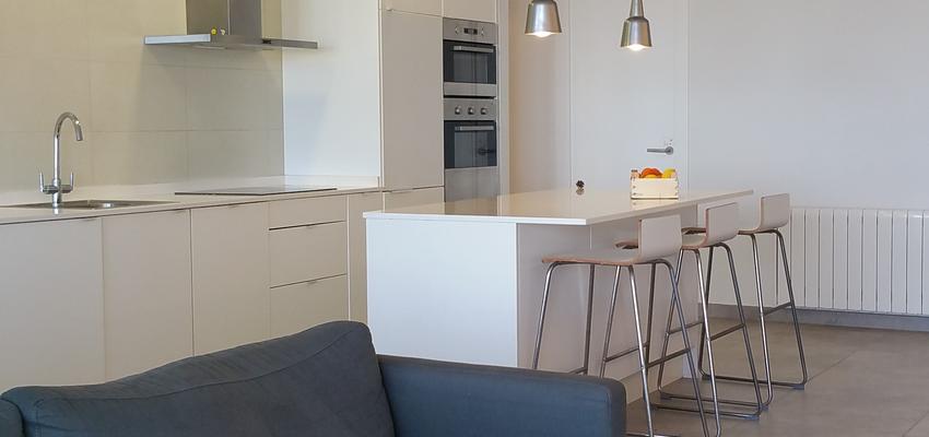 Sala de la TV, Cocina Estilo contemporaneo Color marron, blanco, gris, gris, negro  diseñado por Studiotransparente | Interiorista | Copyright si