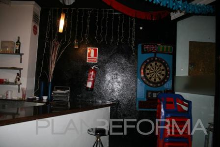 Bar Estilo contemporaneo Color rojo, azul oscuro, blanco, negro  diseñado por Studiotransparente | Interiorista | Copyright si