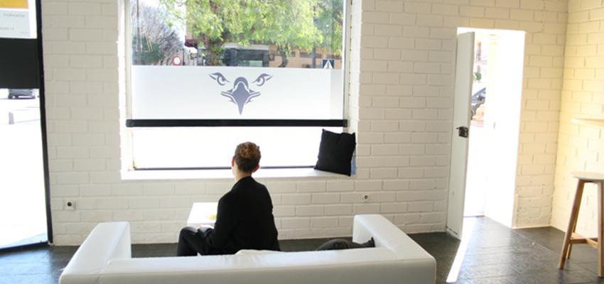 Bar Estilo contemporaneo Color blanco, gris, negro  diseñado por Studiotransparente | Interiorista | Copyright si