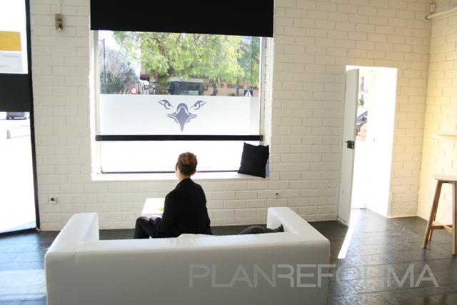 Bar Estilo contemporaneo Color blanco, gris, negro  diseñado por Studiotransparente | Interiorista | Copyright si