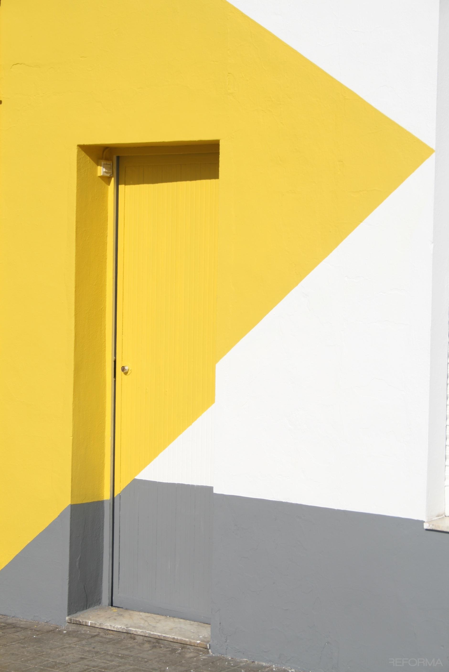 Exterior, Bar Estilo contemporaneo Color amarillo, blanco, gris  diseñado por Studiotransparente | Interiorista | Copyright si