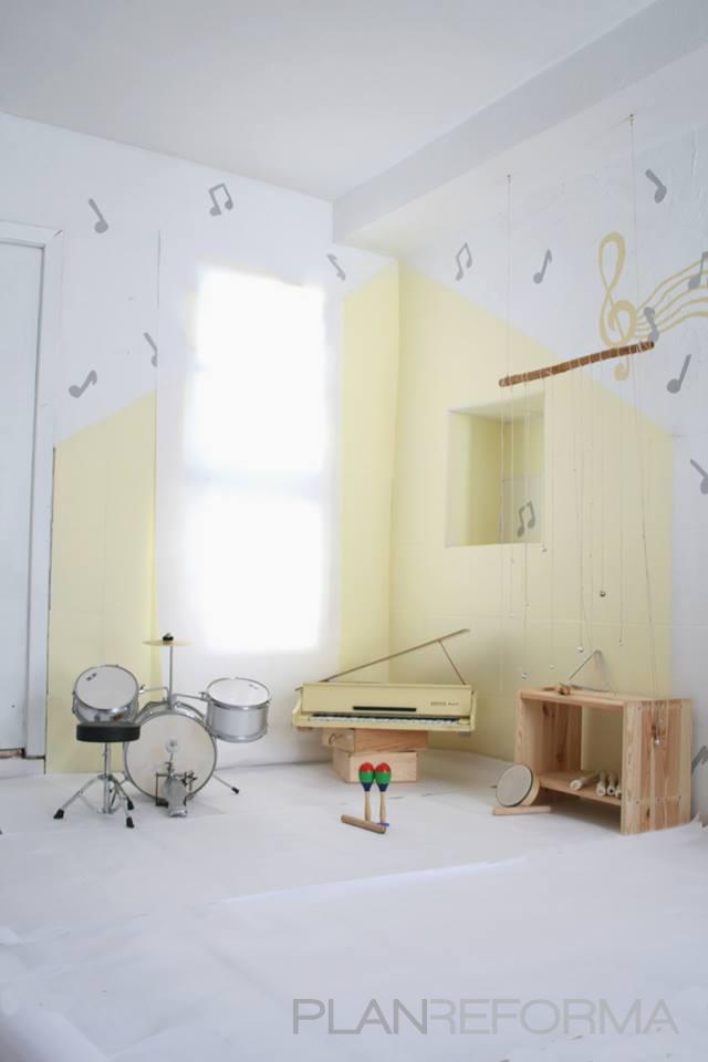 Sala de musica, Niños Estilo mediterraneo Color amarillo, beige, blanco, gris, plateado  diseñado por Studiotransparente | Interiorista | Copyright si