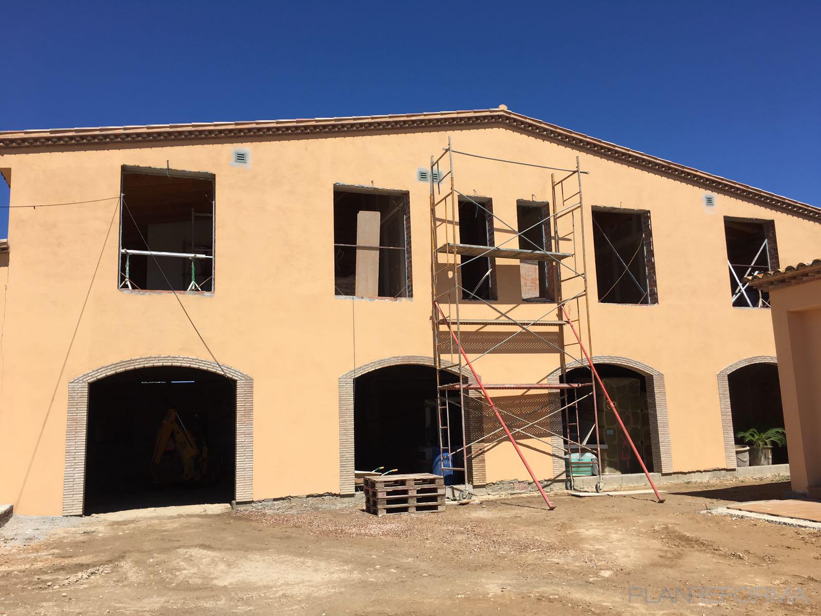 Exterior Estilo rustico Color ocre, plateado  diseñado por Instal.lacions de l'Edificació REYGE | Gremio | Copyright Reyge, S.L.