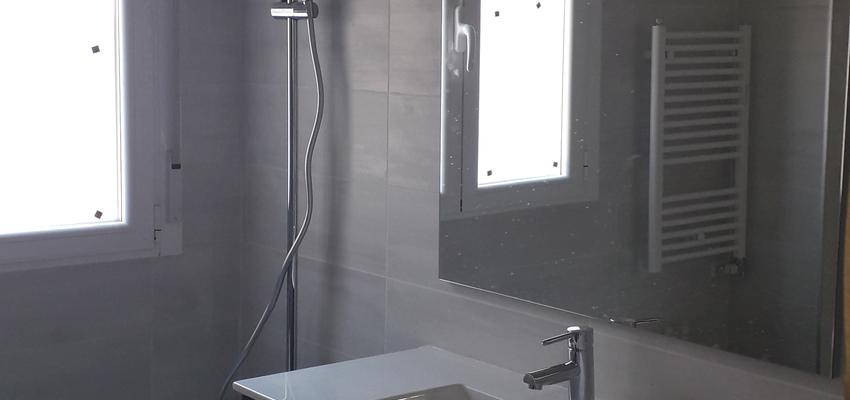 Baño Estilo moderno Color azul cielo, gris, plateado  diseñado por Jose | Gremio | Copyright constructora la mayorgana