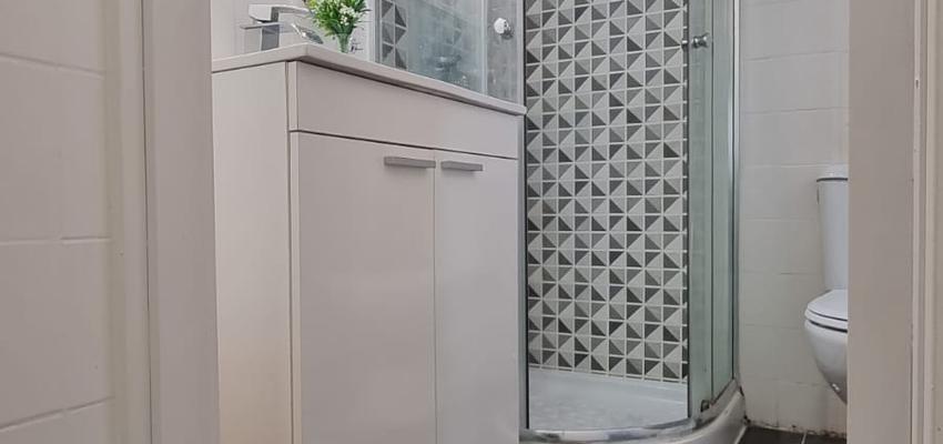 Baño, Exterior Estilo moderno Color verde, gris, plateado  diseñado por Igone Mg/ InmoDecorSoluciones | Decorador | Copyright yo soy la propietaria de la foto