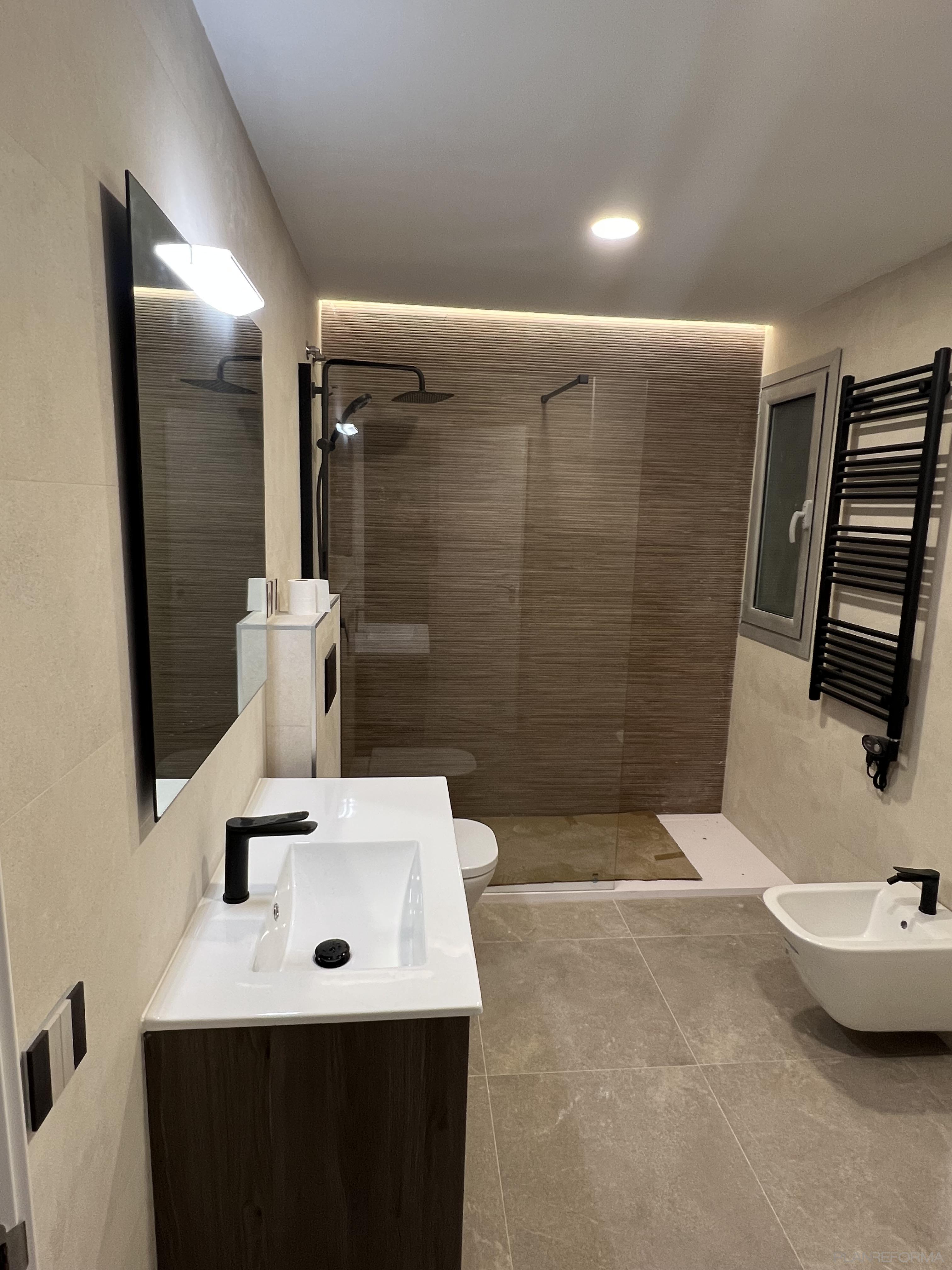 Baño Estilo rustico Color beige  diseñado por Urban Project Barcelona | Reformista, constructor 