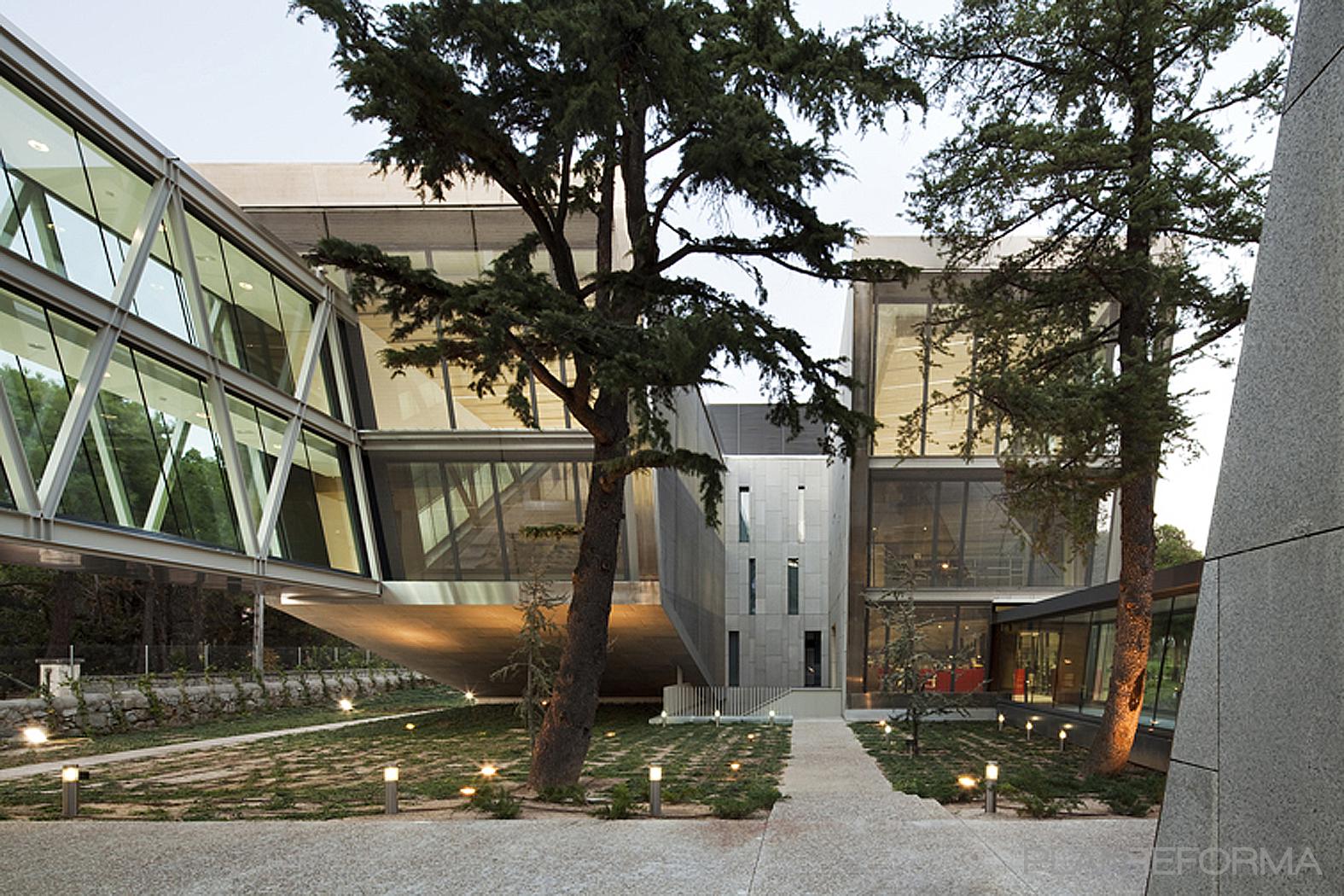 Vestibulo, Exterior style contemporaneo color amarillo, verde, azul, blanco, gris  diseñado por José Manuel Sanz | Arquitecto 