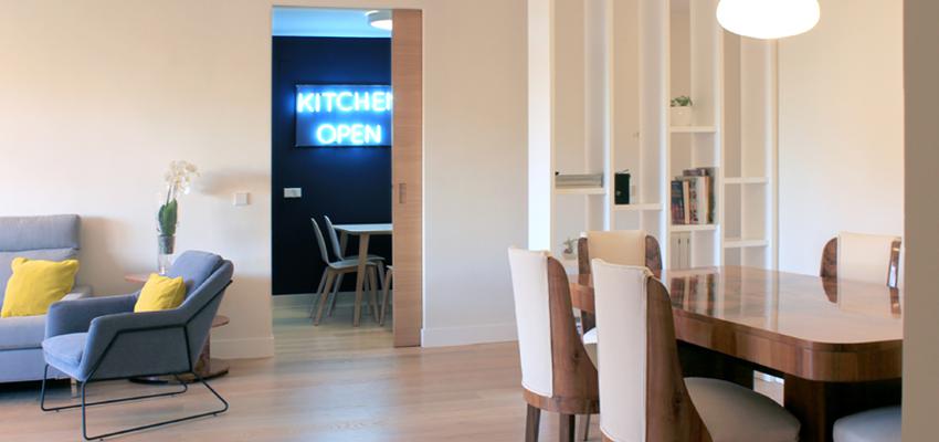 Comedor, Sala de la TV, Salon style contemporaneo color azul oscuro, marron, gris  diseñado por ONDO DISEÑO DE ESPACIOS | Interiorista | Copyright Soy propietario de esta imagen