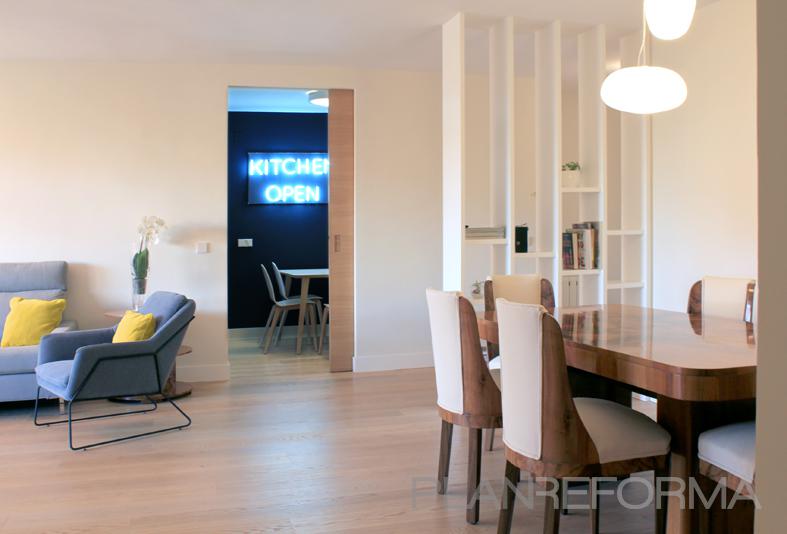 Comedor, Sala de la TV, Salon style contemporaneo color azul oscuro, marron, gris  diseñado por ONDO DISEÑO DE ESPACIOS | Interiorista | Copyright Soy propietario de esta imagen