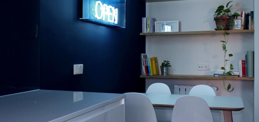 Cocina style moderno color azul oscuro, gris, plateado  diseñado por ONDO DISEÑO DE ESPACIOS | Interiorista | Copyright Soy propietario de esta imagen