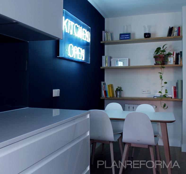 Cocina style moderno color azul oscuro, gris, plateado  diseñado por ONDO DISEÑO DE ESPACIOS | Interiorista | Copyright Soy propietario de esta imagen
