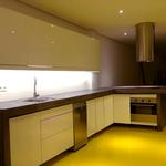 Cocina style contemporaneo color beige, marron, blanco