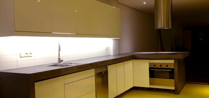 Cocina style contemporaneo color beige, marron, blanco  diseñado por ONDO DISEÑO DE ESPACIOS | Interiorista 