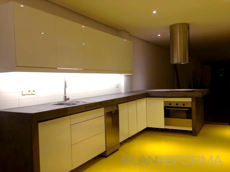 Cocina style contemporaneo color beige, marron, blanco  diseñado por ONDO DISEÑO DE ESPACIOS | Interiorista 