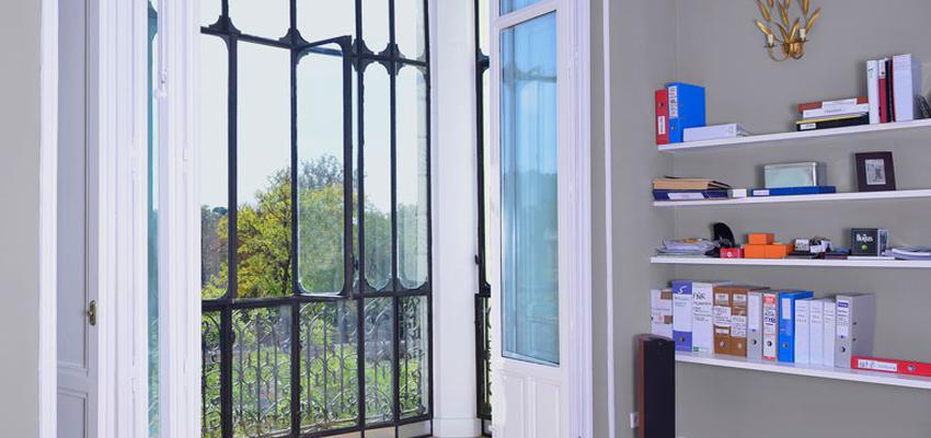 Salon style clasico color beige, marron, blanco  diseñado por ONDO DISEÑO DE ESPACIOS | Interiorista | Copyright si