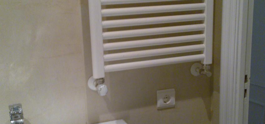 Baño Estilo clasico Color marron, beige, blanco  diseñado por Samerdecor | Gremio | Copyright samerdecor