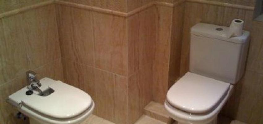 Baño Estilo clasico Color beige, blanco, bronce  diseñado por Samerdecor | Gremio | Copyright samerdecor